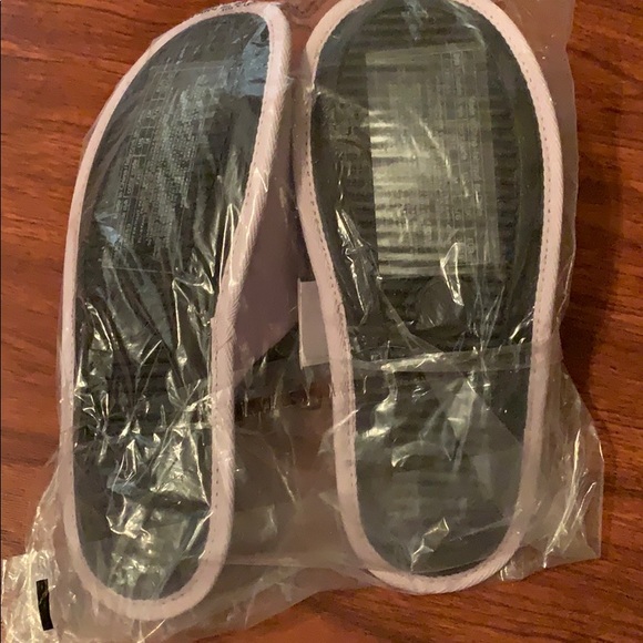 NWT VS slippers - Picture 3 of 3